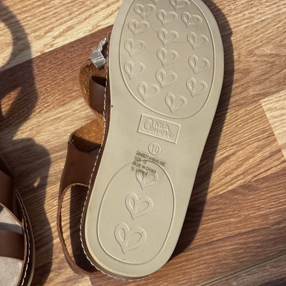Mi Amore Brown Cross-Strap Sandals - Picture 3 of 6